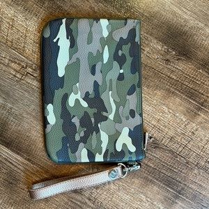 Rubie Mini by thirty-one -camo w/ blush heart